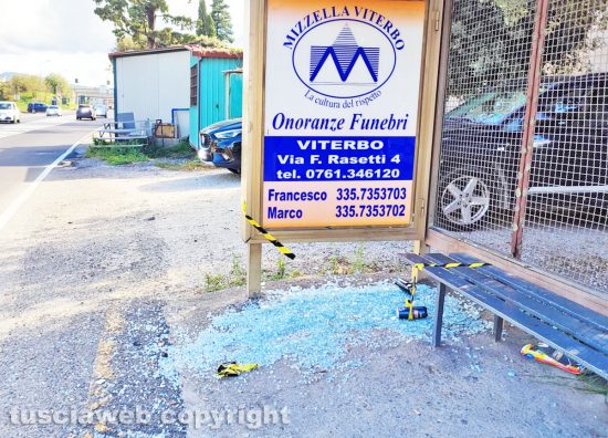 Viterbo - Pensilina davanti al cimitero San Lazzaro, nastro segnaletico vandalizzato e vetri ancora in stradaViterbo - Pensilina davanti al cimitero San Lazzaro, nastro segnaletico vandalizzato e vetri ancora in strada