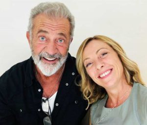 Il selfie della premier Giorgia Meloni con l'attore Mel Gibson