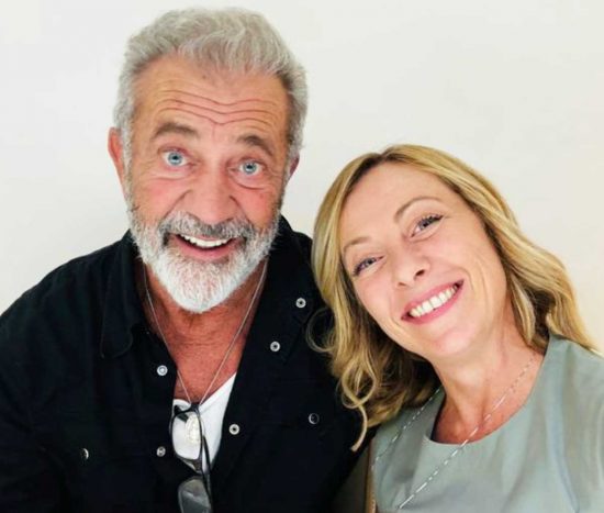 Il selfie della premier Giorgia Meloni con l'attore Mel Gibson