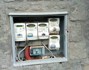 Viterbo - Piazza Unità d’Italia con contatori della corrente scoperti