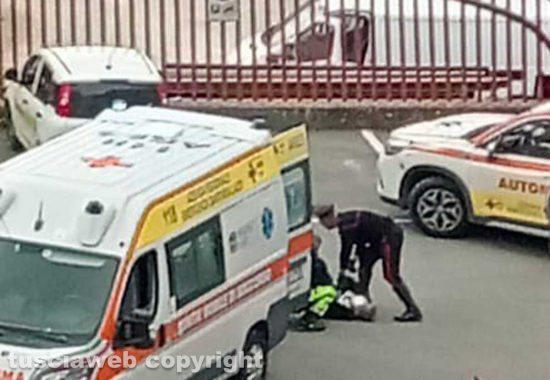 Montefiascone - Uomo si barrica in un ufficio - L'intervento di carabinieri e 118