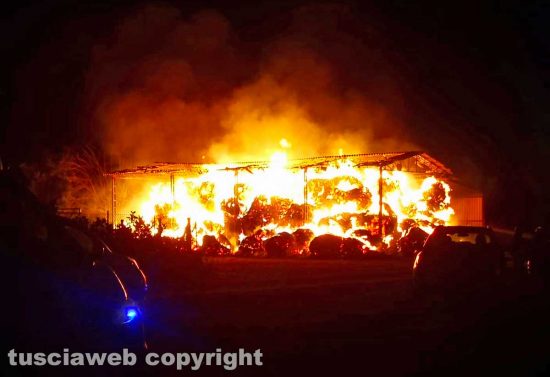 Viterbo - Capannone in fiamme su strada Martana