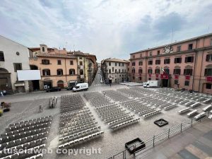 Viterbo - Santa Rosa - Le sedie a piazza del Comune