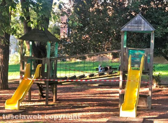 Viterbo - Un parco giochi per bambini con il nastro