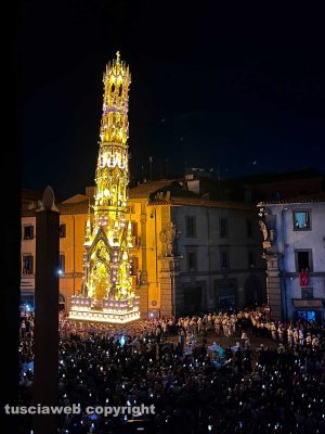Viterbo - L'arrivo di Dies Natalis a piazza del Comune