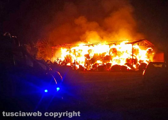 Viterbo - Capannone in fiamme su strada Martana