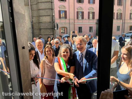 Viterbo - Info point Unitus - Chiara Frontini e Stefano Ubertini tagliano il nastro