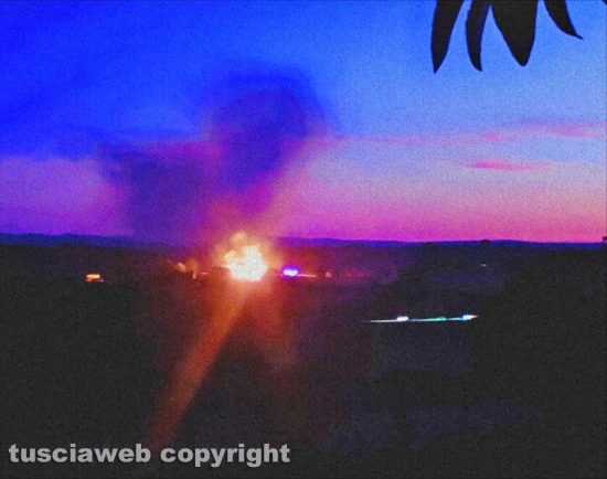 Viterbo - Capannone in fiamme su strada Martana