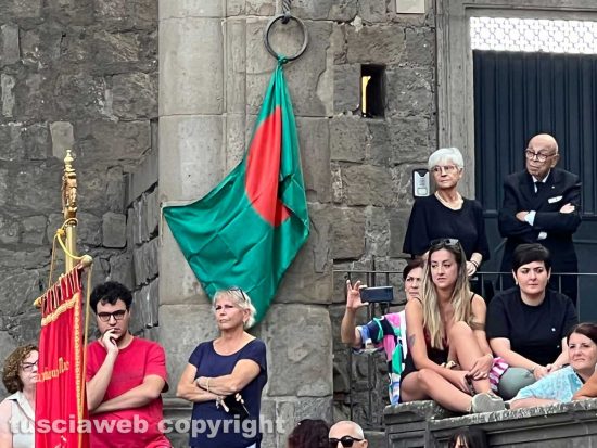Viterbo - La bandiera messa dalla Uila in ricordo di Matubbar 