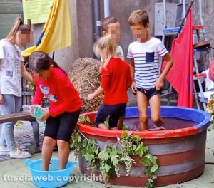 Viterbo - Festa dell'Uva a Pianoscarano - I bambini pigiano l'uva