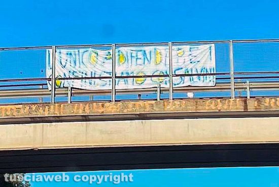 Viterbo - Lo striscione di solidarietà per Salvini