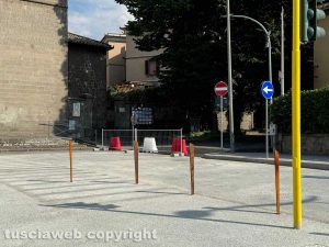 Viterbo - Piazza Crispi - Della specie di "lame" messi come paletti divisori