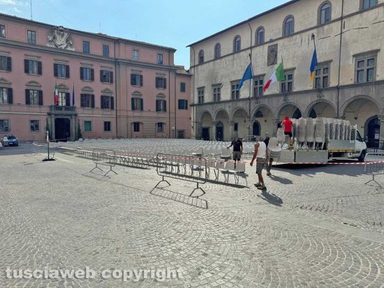 Santa Rosa - Le sedia a piazza del Comune