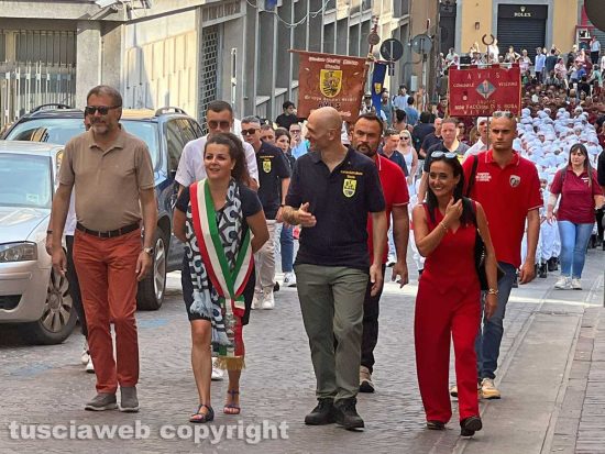 Santa Rosa - Minimacchina del centro storico - La sfilata dei minifacchini prima del trasporto