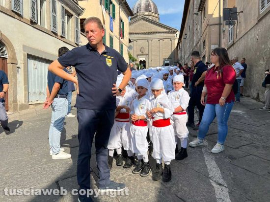 Santa Rosa - Minimacchina del centro storico - La sfilata dei minifacchini prima del trasporto