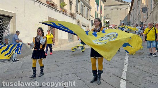 Santa Rosa - Minimacchina del centro storico - La sfilata dei minifacchini prima del trasporto