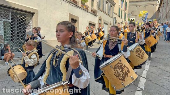Santa Rosa - Minimacchina del centro storico - La sfilata dei minifacchini prima del trasporto
