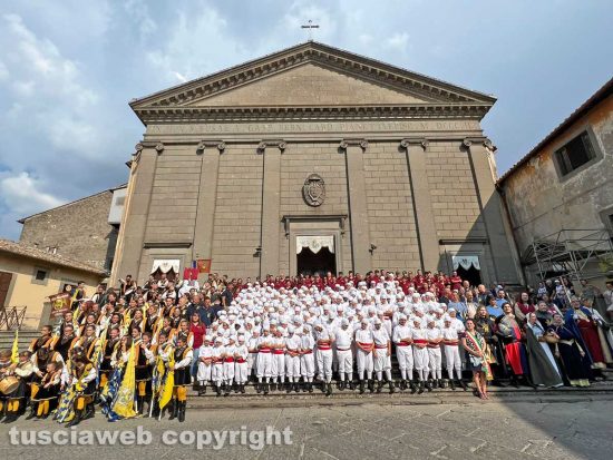 Minimacchina del centro storico - La sfilata dei minifacchini prima del trasporto - Davanti a alla chiesa di Santa RosaMinimacchina del centro storico - La sfilata dei minifacchini prima del trasporto - Davanti a alla chiesa di Santa Rosa