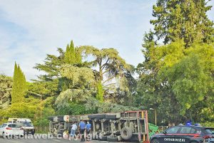 Viterbo - Camion si ribalta in strada Bagni