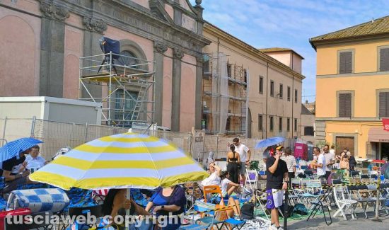 Viterbo - Santa Rosa - L'attesa lungo il percorso