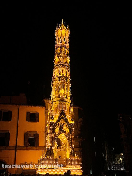 Viterbo - Santa Rosa - L'arrivo di Dies Natalis a piazza del Comune