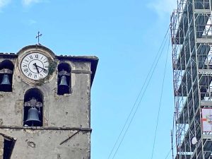 Viterbo - L'erba sull'orologio della chiesa Longobarda di San Sisto