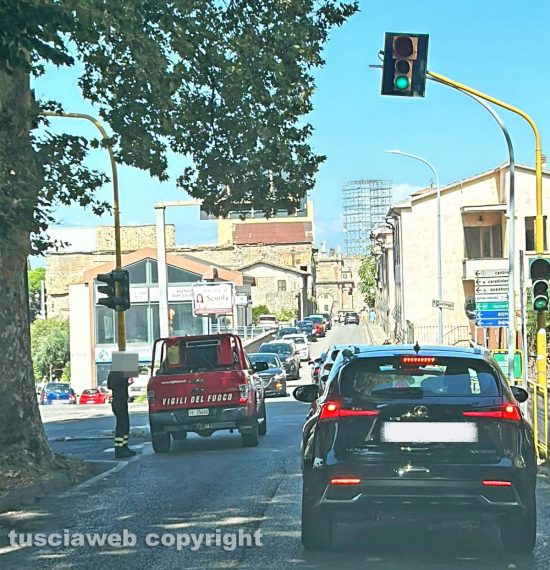 Viterbo - Crolla parte del muraglione in peperino, chiusa via Santa Maria in Gradi e traffico in tilt