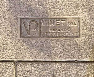 Viterbo - Piazza del Plebiscito, targa della ditta che ha fatto i lavori incastonata nei lastroni