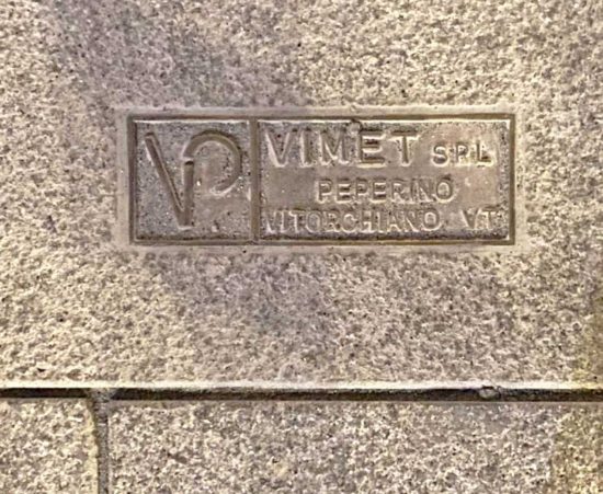 Viterbo - Piazza del Plebiscito, targa della ditta che ha fatto i lavori incastonata nei lastroni 