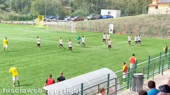 L'Atletico Capranica festeggia il primo gol del suo bomber Moretti