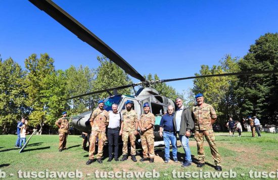 Un elicottero AB 412 a Vasanello - Esercito e amministrazione comunale