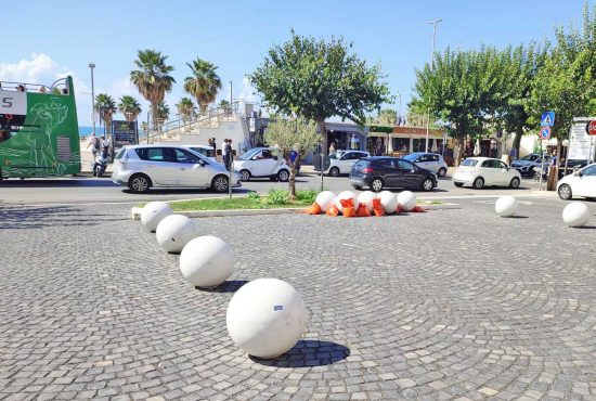 Civitavecchia - Le "nuvole artistiche" posizionate al "Viale"