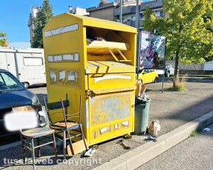 Viterbo - Erbacce e rifiuti a piazza Castel dell'Ovo