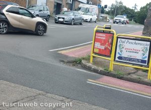 Viterbo - Pista ciclabile interrotta in prossimità di un tombino