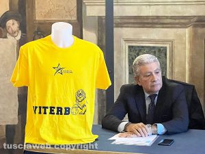 Viterbo - Presentazione della nuova stagione sportiva della Stella Azzurra - La maglia della Stella Azzurra e Marcello Meroi