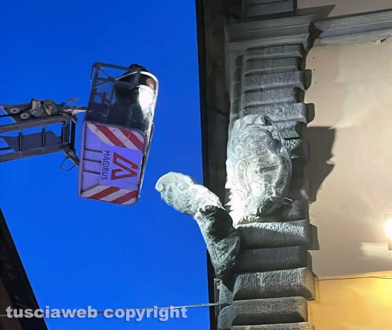 Viterbo - Vigili del fuoco al lavoro in via Cavour