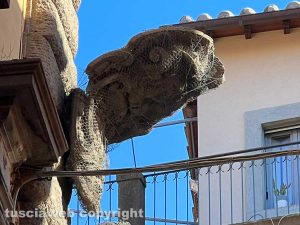 Viterbo - Spezzato lo scudo araldico di palazzo Brugiotti
