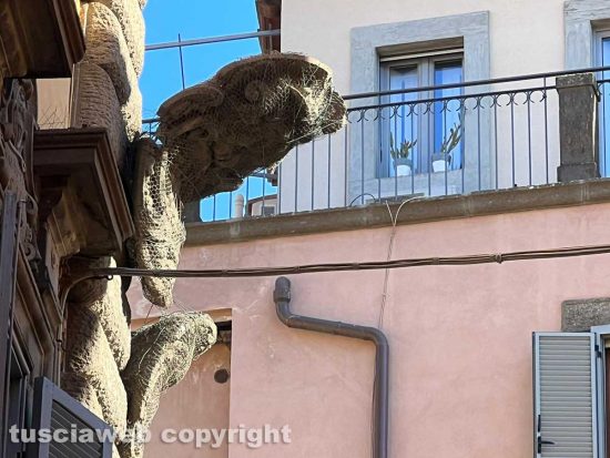 Viterbo - Spezzato lo scudo araldico di palazzo Brugiotti