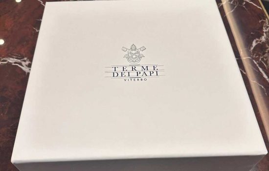 Roma - I festeggiamenti del 90esimo compleanno di Sophia Loren - Il cofanetto omaggio targato Terme dei Papi donato a tutti gli invitati