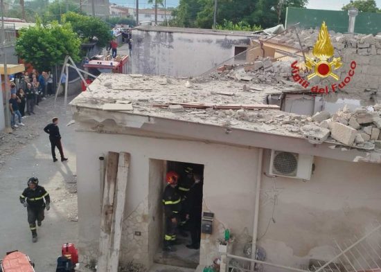 Crollo palazzina a Saviano