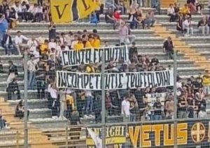 Sport - Calcio - La Fc Viterbo al Rocchi - Lo striscione contro la giunta di Chiara Frontini