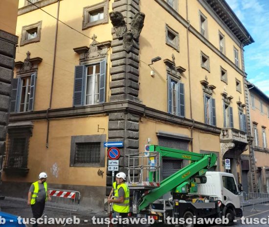 Viterbo - Rimozione dello scudo araldico a palazzo Brugiotti