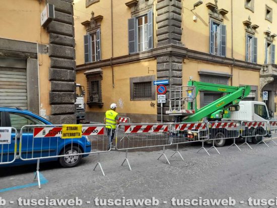 Viterbo - Rimozione dello scudo araldico a palazzo Brugiotti
