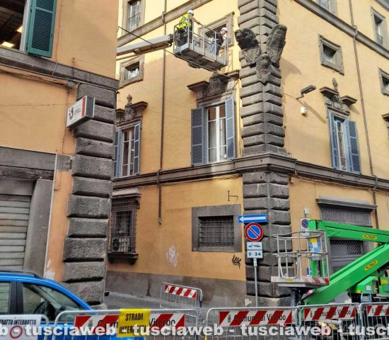 Viterbo - Rimozione dello scudo araldico a palazzo Brugiotti