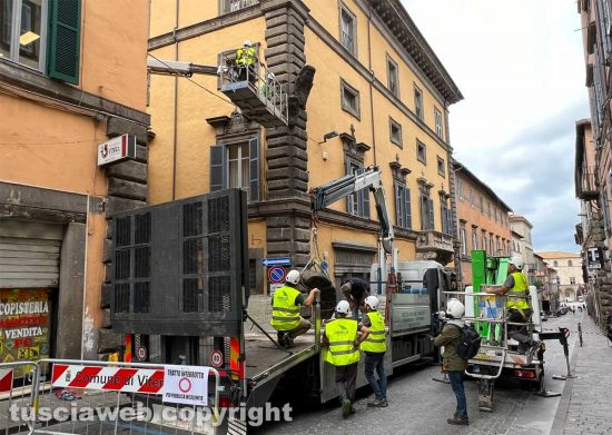 Viterbo - Rimozione dello scudo araldico a palazzo Brugiotti