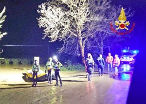 Pisa - Le ricerche dei vigili del fuoco