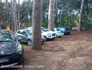 Sutri - Auto in sosta nel parco della scuola
