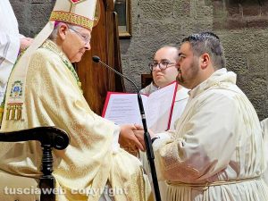 Viterbo - Il vescovo Orazio Francesco Piazza e il nuovo sacerdote Daniele Silvestri