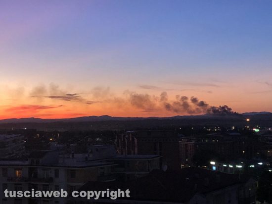 Viterbo - Capannone in fiamme su strada Martana