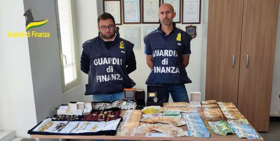 Varese - Sequestrati 23 milioni di euro in orologi di lusso originali